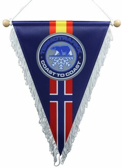 Blauer Wimpel mit TERMOTRAFIKK COAST TO COAST Logo, Eisb�r, norwegischem Flaggenmuster, wei�en Fransen und Holzstange.