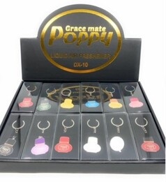 Display mit Poppy Grace Mate Schl�sselanh�ngern in verschiedenen Farben, geformt wie die Lufterfrischer.