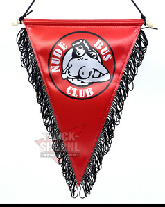 Roter Wimpel mit schwarzer Fransenborte. Das runde Logo zeigt eine Frau und den Text "Nude Bus Club".