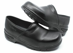 Schwarze Traesko Clogs mit geschlossener Ferse und flexibler Sohle, auf hellem Untergrund.