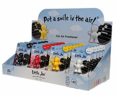 Display mit Little Joe Auto-Lufterfrischern in Schwarz, Rot, Gelb und Wei� auf ihren Verpackungen.