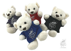 Mehrere cremefarbene Pl�schb�ren Moritz mit blauen, roten und schwarzen T-Shirts mit "Autohof Berg" Aufdruck.