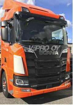 Frontansicht eines orangefarbenen Scania LKW mit wei�em Windabweiser am K�hlergrill. SCANIA R 650.