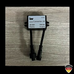 Schwarzer DC-DC Converter 24 aus Kunststoff mit Anschlusskabeln und wasserdichten Verschraubungen.