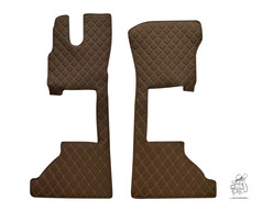 Braune, gesteppte Kunstleder-Einbau-Fu�matten f�r Fahrer- und Beifahrersitz.