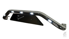 Gl�nzender, rohrf�rmiger Kennzeichenhalter mit mehreren leuchtenden wei�en LED-Lampen und schwarzer Montageplatte.