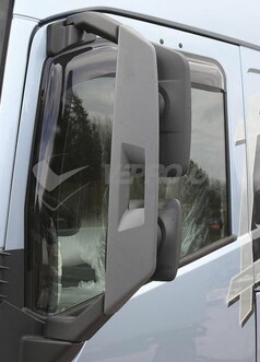 Dunkler Windabweiser aus Acrylglas am Seitenfenster eines blauen LKW mit Seitenspiegel.