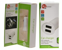 Wei�e und gr�ne Produktverpackungen f�r ein Kfz-Ladeger�t. Eine Verpackung zeigt das wei�e Doppel-USB-Ladeger�t.