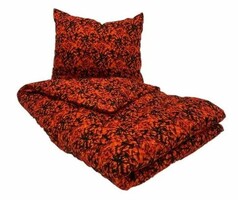 Ein Bettw�sche-Set aus Baumwolle im d�nischen Pl�schdesign. Orange-roter Zudeckenbezug und Kissenbezug.