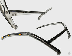 Gl�nzender, dreiteiliger H-Lampenb�gel f�r LKW aus Metall mit orangefarbenen LED-Leuchten.