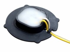 Schwarzes LED Marker Light mit milchiger Leuchtfl�che und gelb-wei�em Anschlusskabel.