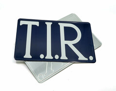 Blaues T.I.R. Schild aus Aluminium mit wei�en, 3D-gepr�gten Buchstaben.