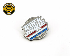 Silberfarbener Truck Junkie Pin mit wei�em Schriftzug, roten, wei�en und blauen Streifen und 