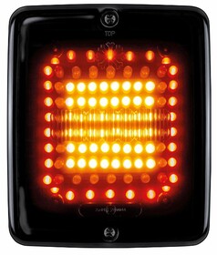 Eckige Heckleuchte DARK Knight in Schwarz mit dunkler Linse und leuchtenden orange-roten LEDs.