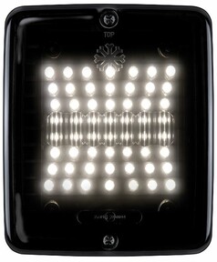 Beleuchtete, eckige DARK Knight R�ckfahrleuchte mit schwarzem Geh�use und dunkler Linse, zeigt helle wei�e LEDs.