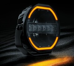 Schwarzer Strands Siberia Skylord Fernscheinwerfer mit orange leuchtender Dual-Positionsleuchte und zentralen LEDs.