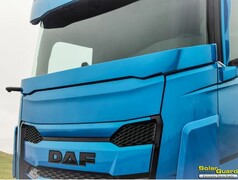 Blaue Solar Guard Scheibenblende am DAF XF/XG/XG+ LKW mit Ausschnitt f�r Toter-Winkel-Kamera.