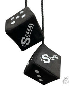 Ein Paar schwarze W�rfel aus Alkantara-Art mit wei�en Punkten und "SUPER"-Druck, h�ngend.