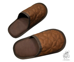 Ein Paar braune Kunstleder-Pantoffeln mit 3D-Waffelmuster.