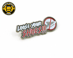 Metallpin mit wei�-rotem Schriftzug "LOOSE YOUR SHOES!!" und einem Verbotsschild f�r Schuhe.