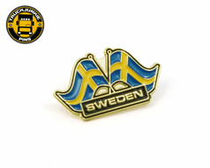 Goldfarbener Pin mit zwei schwedischen Flaggen in Blau und Gelb und dem Schriftzug SWEDEN.