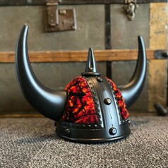 Schwarzer Wikingerhelm mit gro�en H�rnern, einem zentralen Dorn und rotem Scandi Pl�sch.