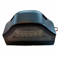Schwarze Kennzeichenleuchte mit klarer Abdeckung und mehreren wei�en LEDs.