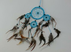 Blauer Traumf�nger mit mehreren Ringen, verziert mit braunen Federn und dunklen Perlen.