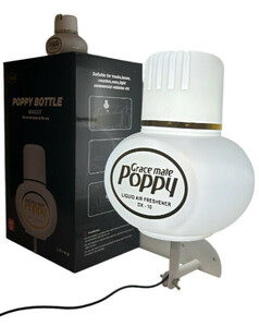 Wei�e, beleuchtete Poppy Flasche mit goldener Zierleiste auf wei�er Halterung, daneben die Produktverpackung.