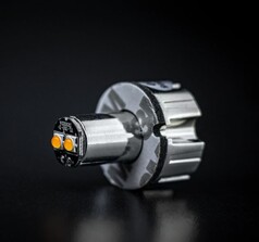 Strands Mini Blitzer LED, zylindrisch, mit orangefarbenen LEDs und silbernem Geh�use aus Zinklegierung.