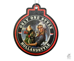 Lufterfrischer in Schwarz mit rotem Rand. Motiv: Frau in holl�ndischer Tracht. Text: 