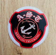Runder, gl�nzender 3D Nabensticker in Schwarz, Rot und Wei� mit Anker und Schriftzug 
