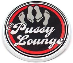 Rundes K�hleremblem "THE Pussy Lounge" in Schwarz, Rot und Silber mit Fu�abdr�cken.