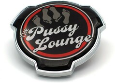 Rundes K�hleremblem aus Plastik mit silbernem Rand. Schwarzes Zentrum mit rotem Ring, wei�en Fu�abdr�cken und "THE Pussy Lounge" Schriftzug.