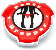 Rotes K�hleremblem aus Plastik mit silbernem Rand. Aufschrift "PANTY DROPPER" und eine Silhouette, die rote Unterw�sche herunterzieht.
