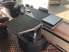 Multifunktionaler Kaffeetisch mit rutschfester Oberfl�che und silbernem Rand in einer Actros LKW-Kabine.