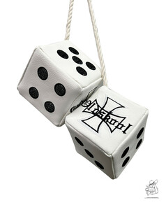 Zwei wei�e Kunstleder-W�rfel h�ngen an einer Schnur. Einer zeigt W�rfelpunkte, der andere den Stick "Oldskool" und ein Kreuz.