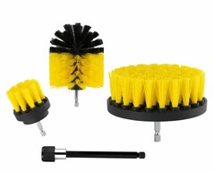 Reinigungsb�rsten Set mit gelben und schwarzen Borsten und einem Verl�ngerungsst�ck auf wei�em Hintergrund.