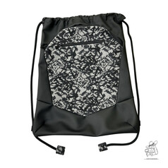 Schwarzer Rucksack aus Kunstleder mit gemustertem D�nisch Pl�sch-Frontfach und Rei�verschluss.