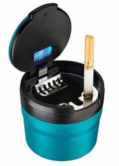 T�rkiser Mini Aschenbecher mit ge�ffnetem schwarzem Deckel. Ein blaues Licht leuchtet. Eine Zigarette steckt im Halter.