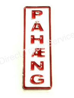 DTS PIN Pahaeng: Rechteckiger Metall-Anstecker mit rotem Rand und dem erhabenen Schriftzug PAHAENG in Rot auf Wei�.