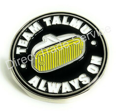 Runder DTS PIN Team Talmu mit schwarzem Hintergrund, gelber LKW-Leuchte und der Aufschrift "TEAM TALMU ON ALWAYS".