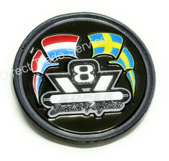 Runder schwarzer DTS PIN mit V8-Symbol, schwedischer und niederl�ndischer Flagge und "Swedish Perfection" Schriftzug.