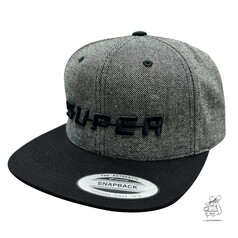 Dunkelgraue Snapback Cap mit schwarzem Schirm und schwarzem SUPER-Stick.
