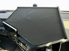 Schwarzer Fahrertisch mit Antirutschmatte und erh�hter Kante, passgenau auf dem Armaturenbrett eines Volvo FH LKW.