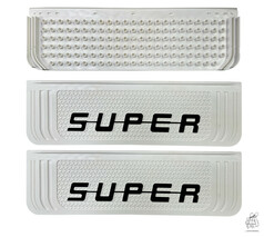 Ein Paar graue PVC-Schmutzf�nger mit "SUPER" Schriftzug und Kan�len auf der R�ckseite.