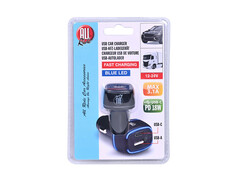 Schwarzes USB-KFZ-Ladeger�t mit USB-A und USB-C Anschl�ssen, blauer LED und Schnellladefunktion in Verpackung.