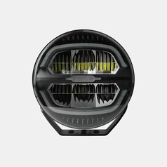 Rundes, schwarzes SWEDSTUFF LED-Fahrlicht mit gelben Haupt-LEDs und wei�en Positionslicht-Ringen auf Halterung.