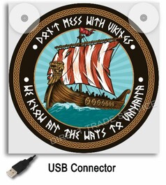 Quadratischer Leuchtkasten mit rundem Wikingerschiff-Motiv, roten Segeln und dem Spruch 