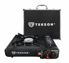 Schwarzer Tekson Camping-Gaskocher mit Brenner und Regler, daneben ein schwarzer Aluminium Transportkoffer.